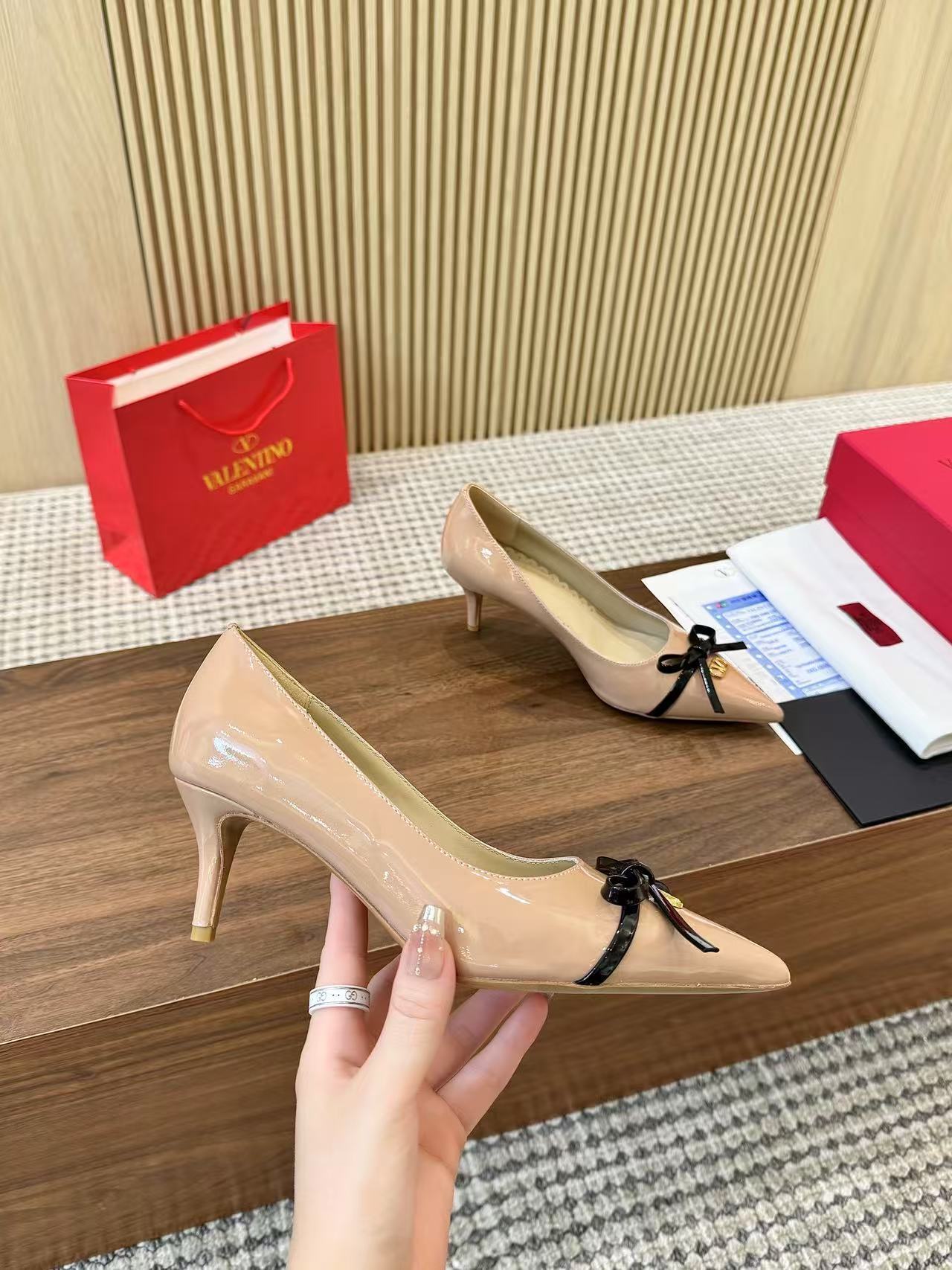 Valentino Women's Pointed Toe Bow High Heels Luxury Patent Leather Pumps