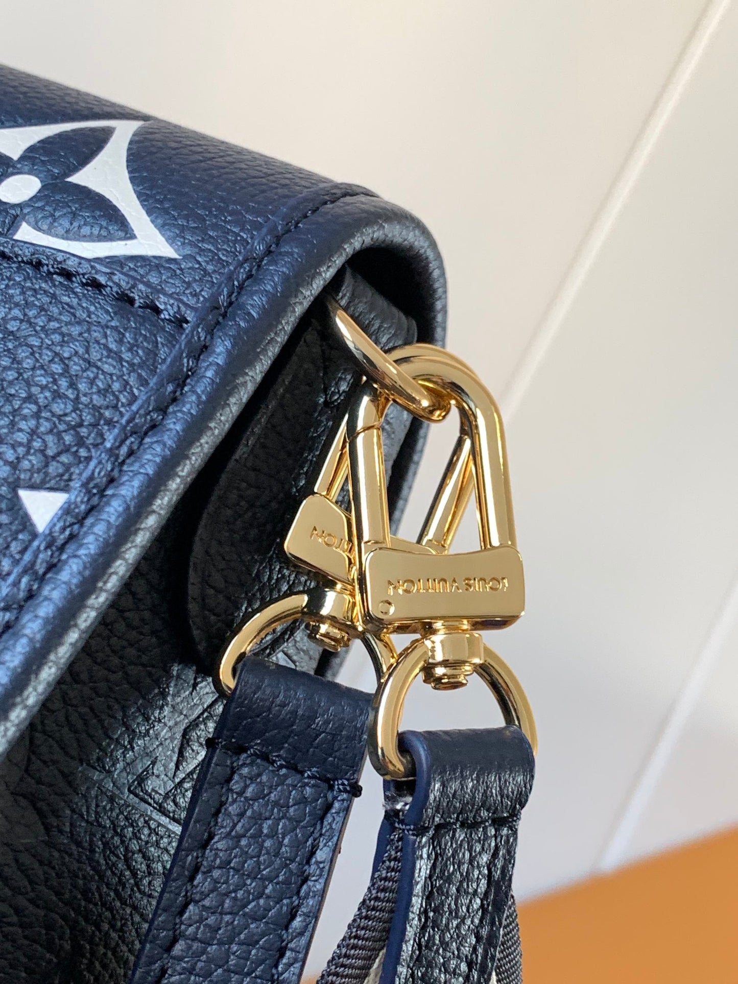 Stylish Louis Vuitton Handbag with Monogram Print and Adjustable Strap for Fashion Enthusiasts