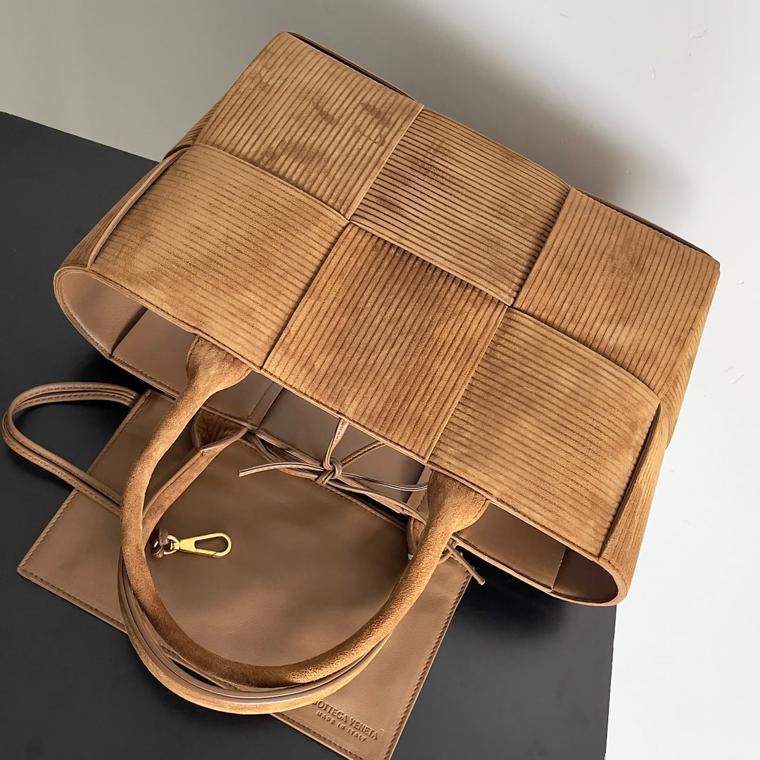 Stylish Bottega Veneta Handbag Crafted With Exquisite Woven Texture For Fashion Lovers BV757822