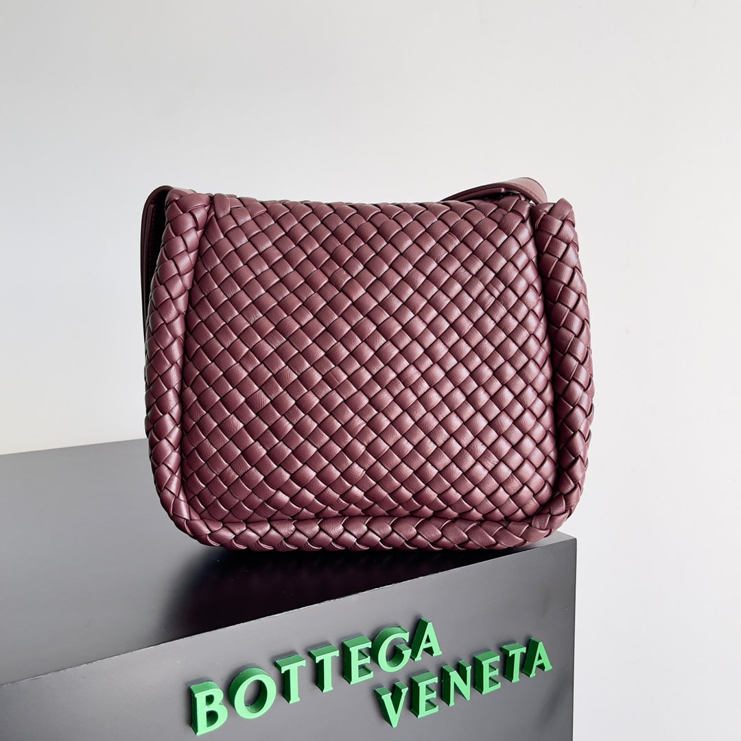 Bottega Veneta Woven Leather Crossbody Bag With Distinctive Pattern And Adjustable Strap Style No.709418