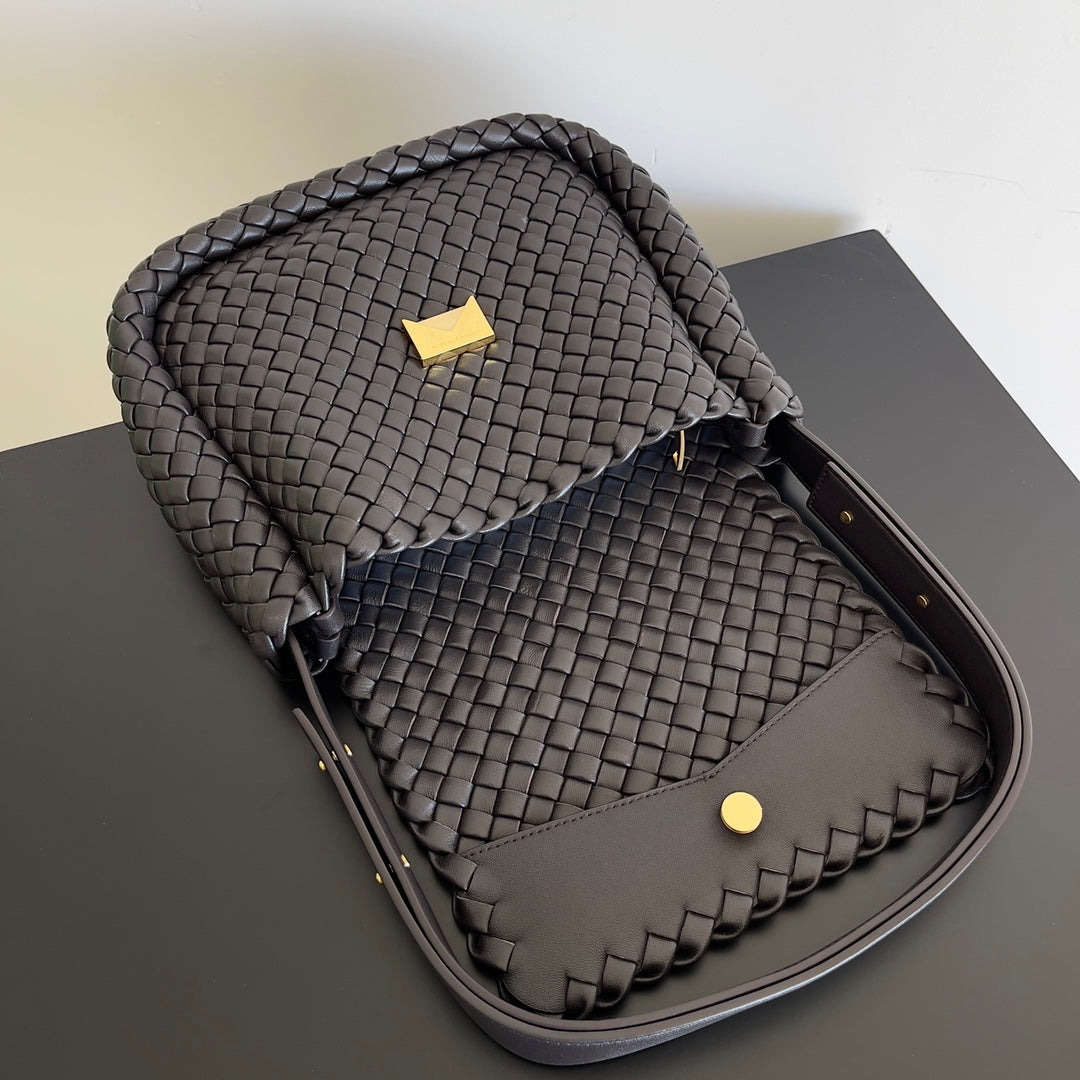Bottega Veneta Woven Leather Crossbody Bag With Distinctive Pattern And Adjustable Strap Style No.709418