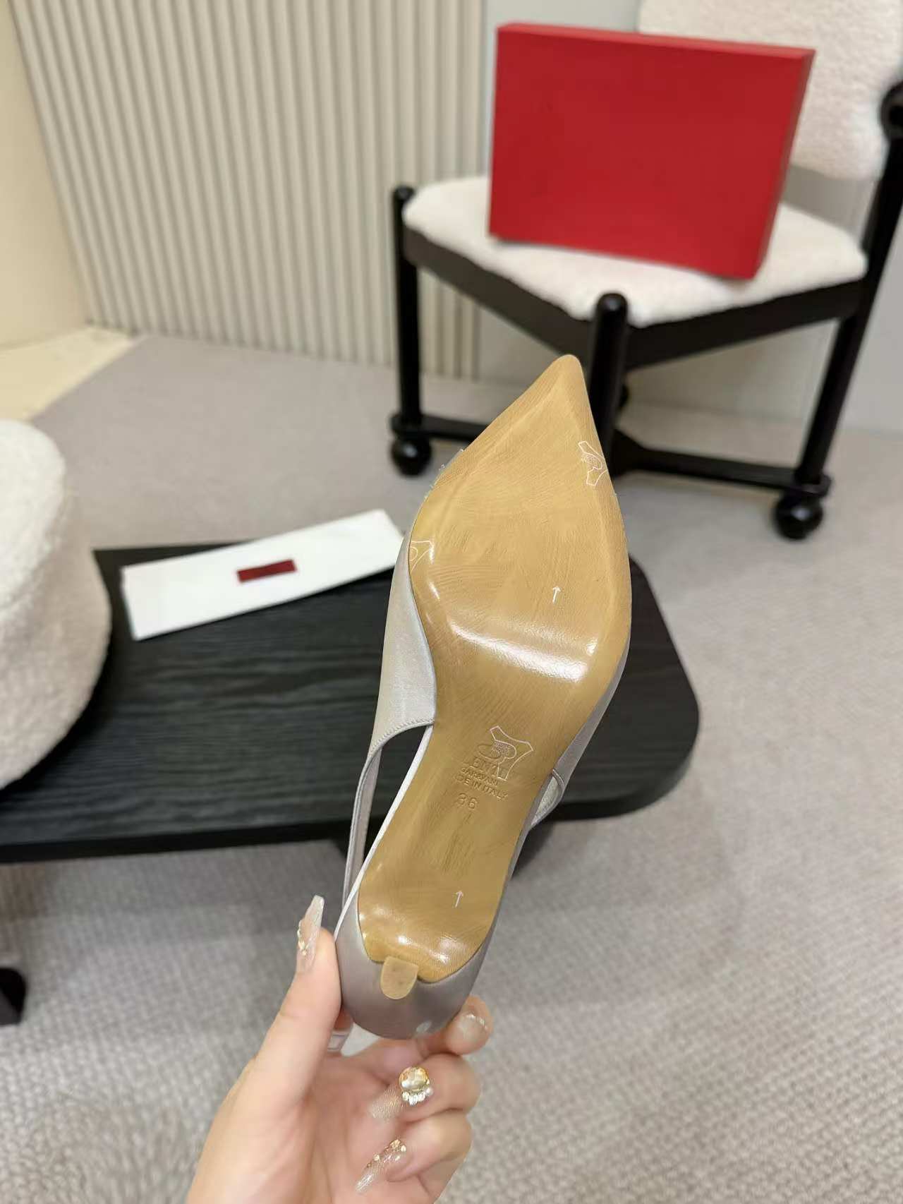 Valentino Women's Pointed Toe Bow High Heels Luxury Patent Leather Pumps