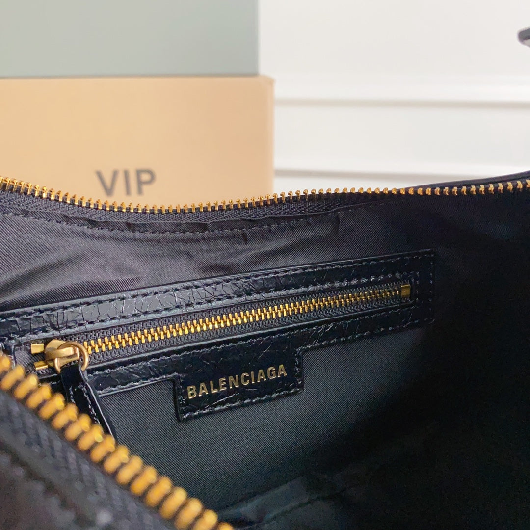 Balenciaga Le Cagole Hobo Bag With Gold Hardware And Heart - Shaped Pouch For Edgy Style Style No.3316