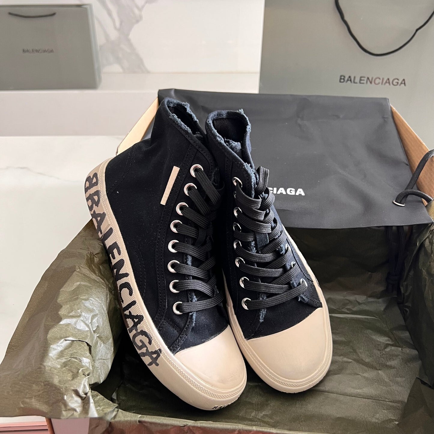 Balenciaga Unisex Black High-Top Canvas Sneakers with Brand Logo Sole for Timeless Luxury Streetwear