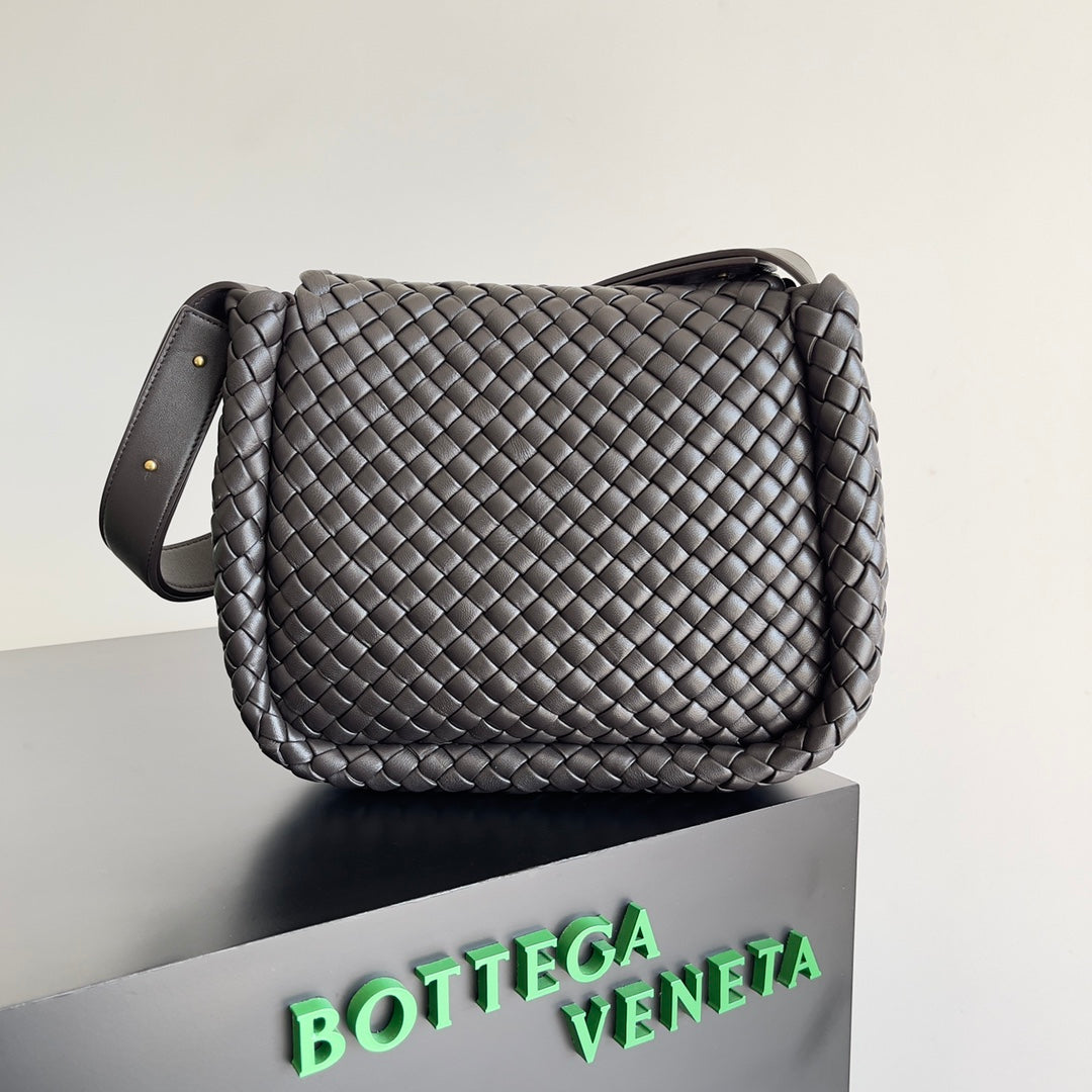 Bottega Veneta Woven Leather Crossbody Bag With Distinctive Pattern And Adjustable Strap Style No.709418
