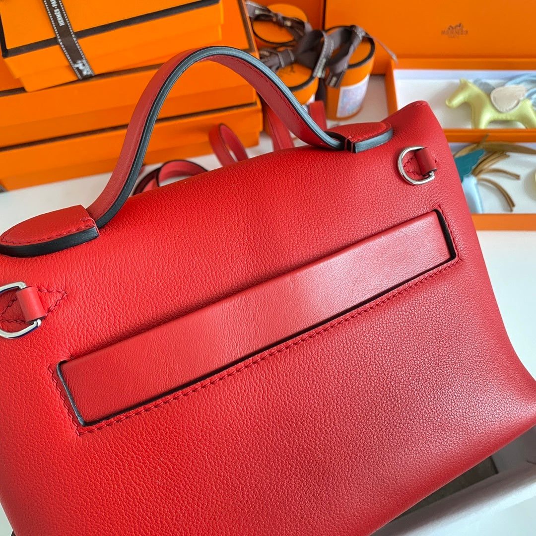 Hermès Kelly Red Leather Handbag With Signature Gold Plated Lock Design 2424-2