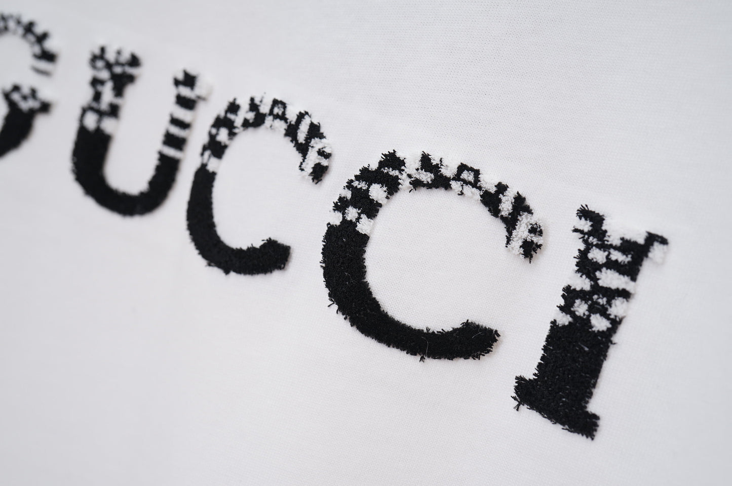 Gucci White/Black Tee With Signature Logo For Timeless Luxury Fashion Enthusiasts