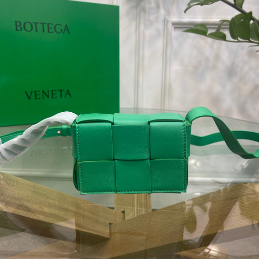 Bottega Veneta Cassette Bag White Leather Green Trim Intrecciato Weave Design Style No.6902