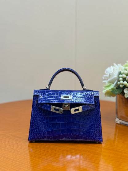 Elegant Hermès Kelly Bag in Cream Crocodile Leather with Strap 1920