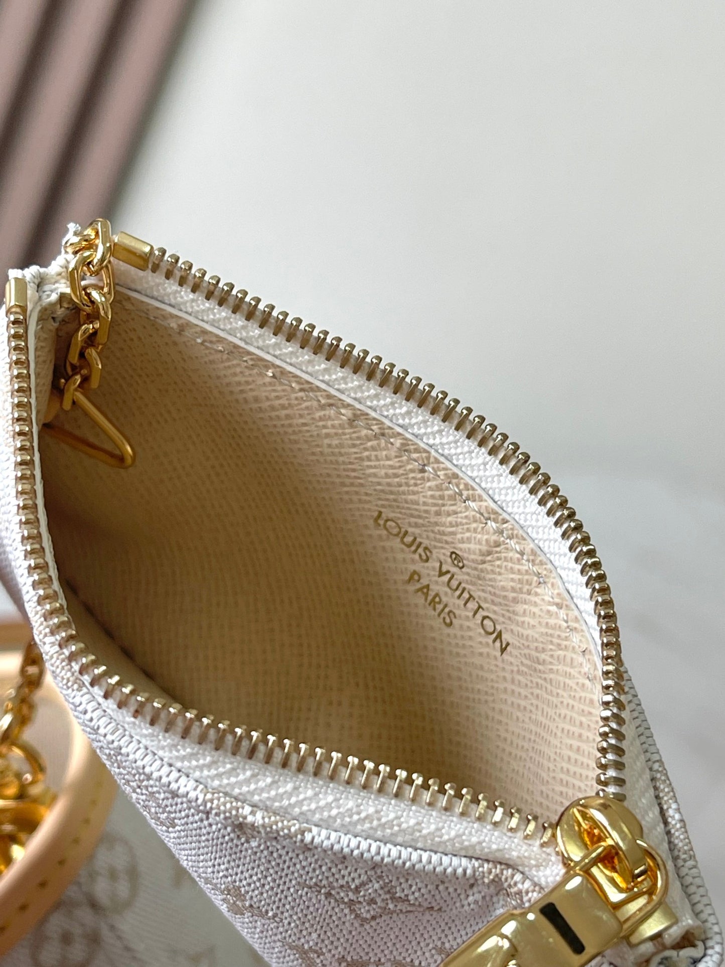 Elegant Louis Vuitton Bucket Bag with Signature Monogram and Detachable Pouch