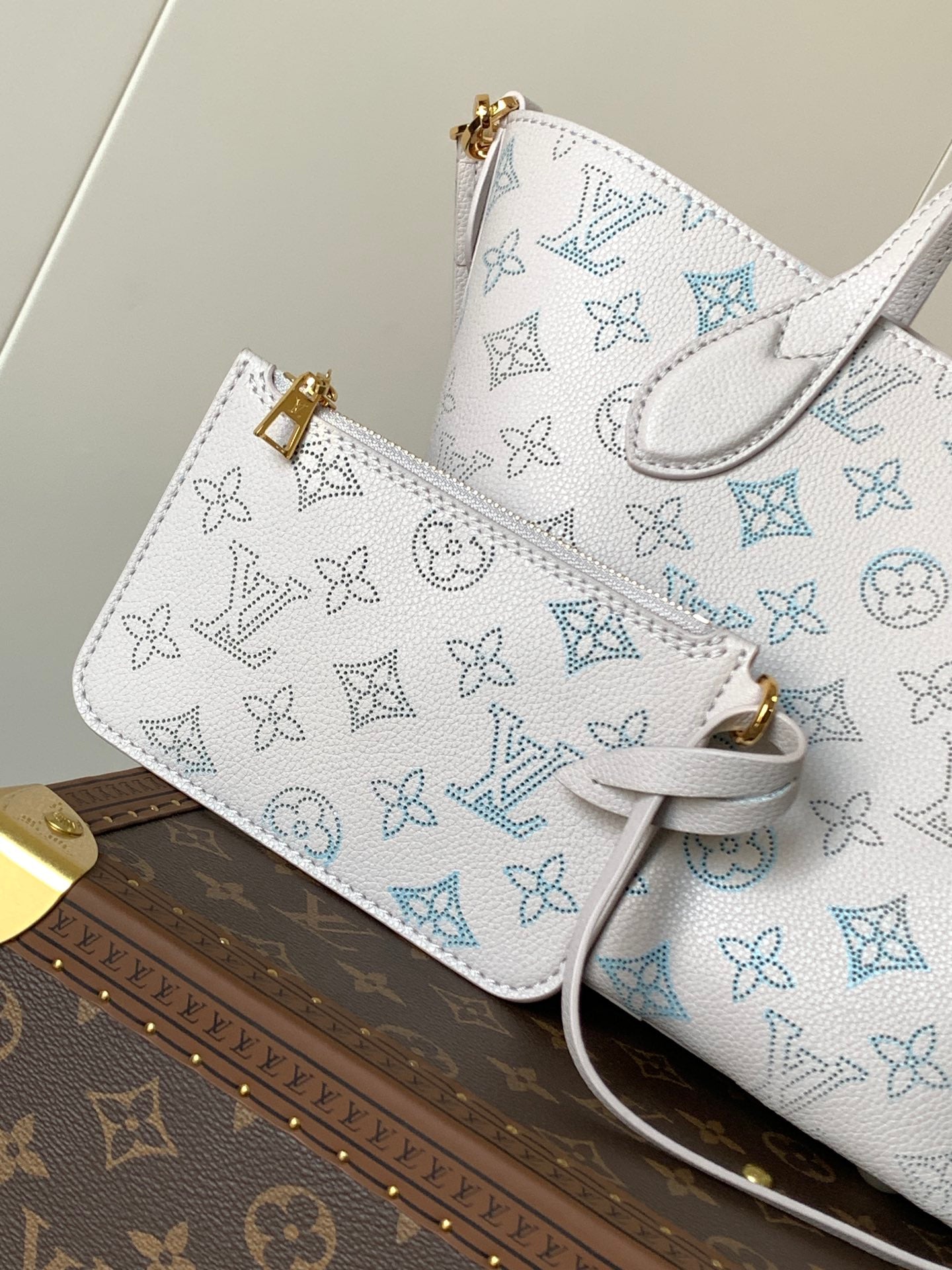 Louis Vuitton Monogram Canvas Tote Bag Stylish Design With Matching Pouch For Fashion Lovers