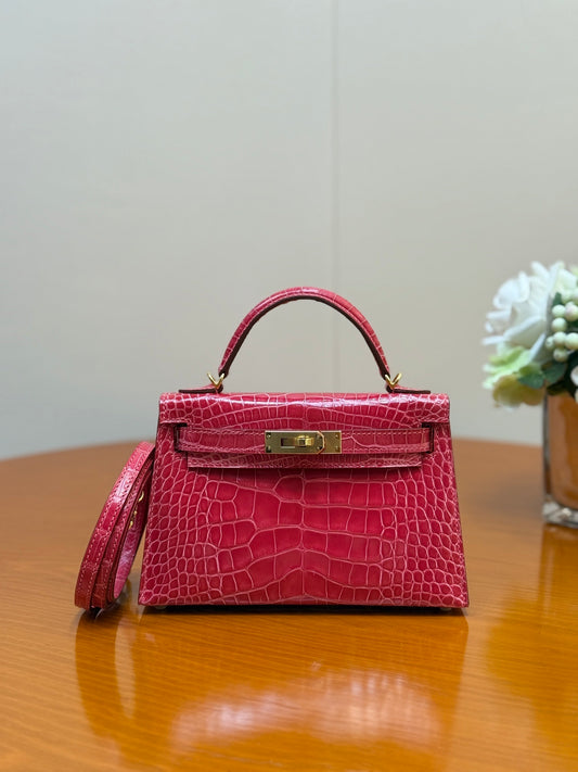 Elegant Hermès Kelly Bag in Cream Crocodile Leather with Strap 1920