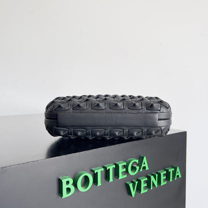 Exquisite Bottega Veneta Woven Leather Clutch With Gold Knot Accent For Luxury Occasions BV717622