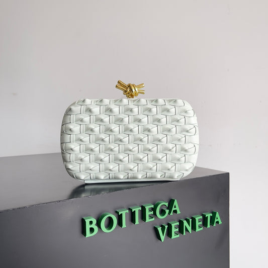 Exquisite Bottega Veneta Woven Leather Clutch With Gold Knot Accent For Luxury Occasions BV717622