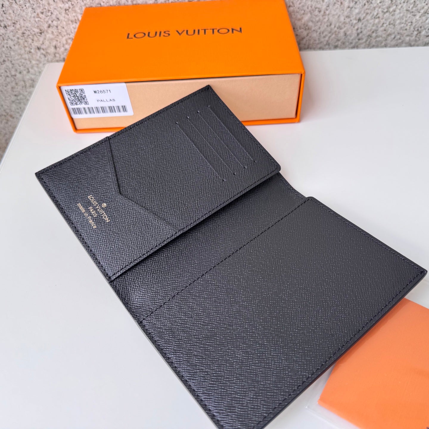 Classic Louis Vuitton Monogram Canvas Passport Holder for Travel and Style M26571