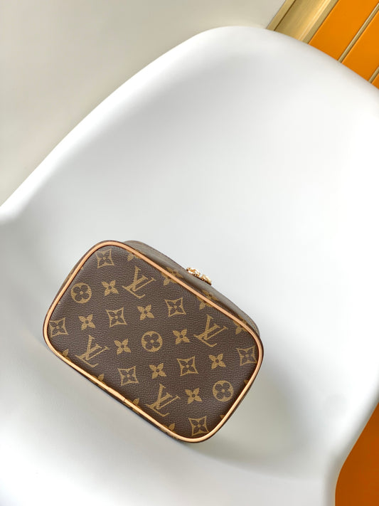 Elegant Louis Vuitton Monogram Vanity Case with Top Handle and Gold Zippers