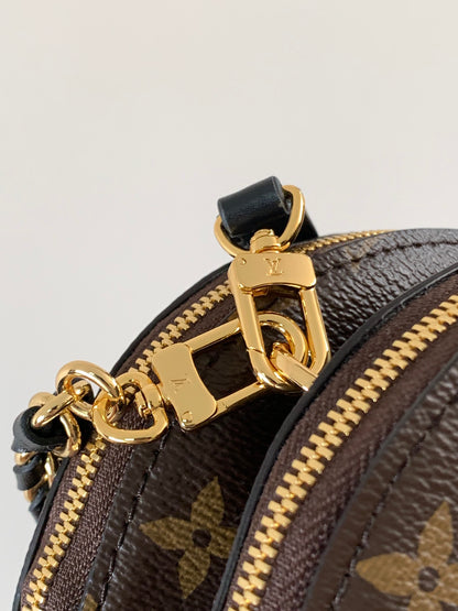 Louis Vuitton Monogram Canvas Chain - Linked Shoulder Bag Stylish Luxury Accessory for Fashionistas