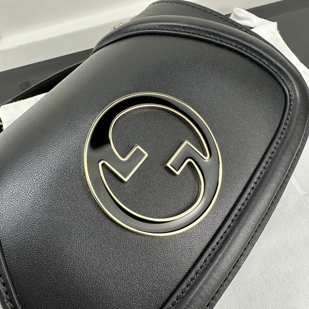 Gucci Black Leather Shoulder Bag With Silver Tone Interlocking G Logo And Chain Strap 815711