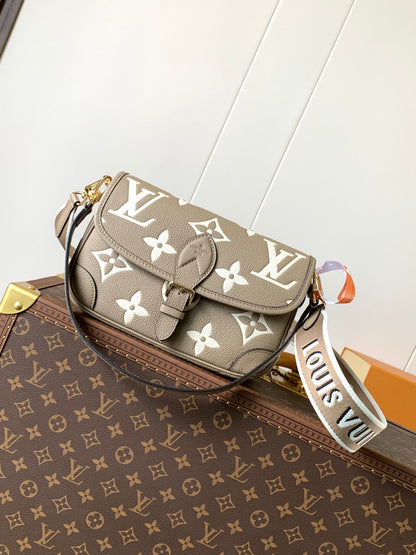 Stylish Louis Vuitton Handbag with Monogram Print and Adjustable Strap for Fashion Enthusiasts