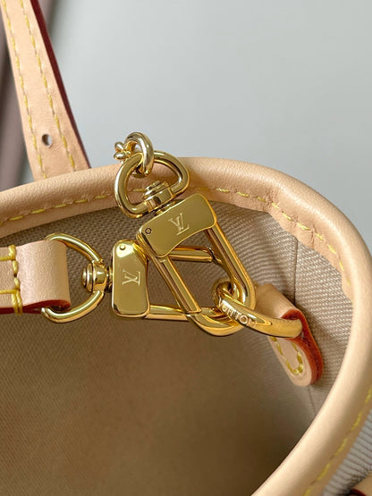 Elegant Louis Vuitton Bucket Bag with Signature Monogram and Detachable Pouch
