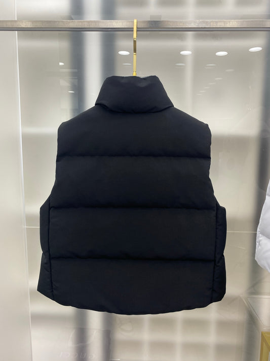 Women's Black Canada Goose Style Down Vest: Classic Winter Warmth