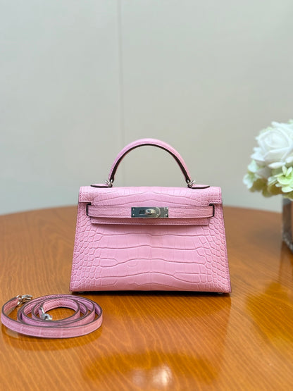 Elegant Hermès Kelly Bag in Cream Crocodile Leather with Strap 1920
