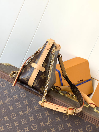 High Quality Louis Vuitton Handbag with Classic Monogram Pattern and Chain Strap