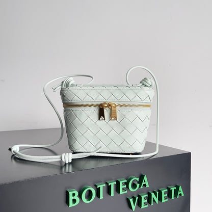 Chic Bottega Veneta Intrecciato Leather Crossbody Bag for Timeless Fashion Statements BV743551