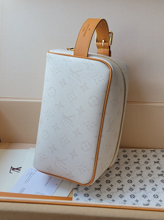Elegant Louis Vuitton Vanity Case in Monogram Canvas for Luxury Lovers