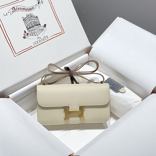 Sophisticated Hermès - Style Black Leather Crossbody Bag with Gold H Buckle p66