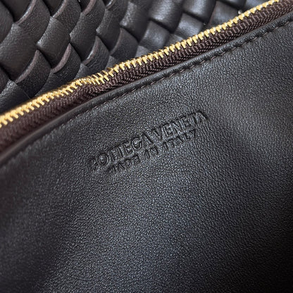 Bottega Veneta Woven Leather Crossbody Bag With Distinctive Pattern And Adjustable Strap Style No.709418