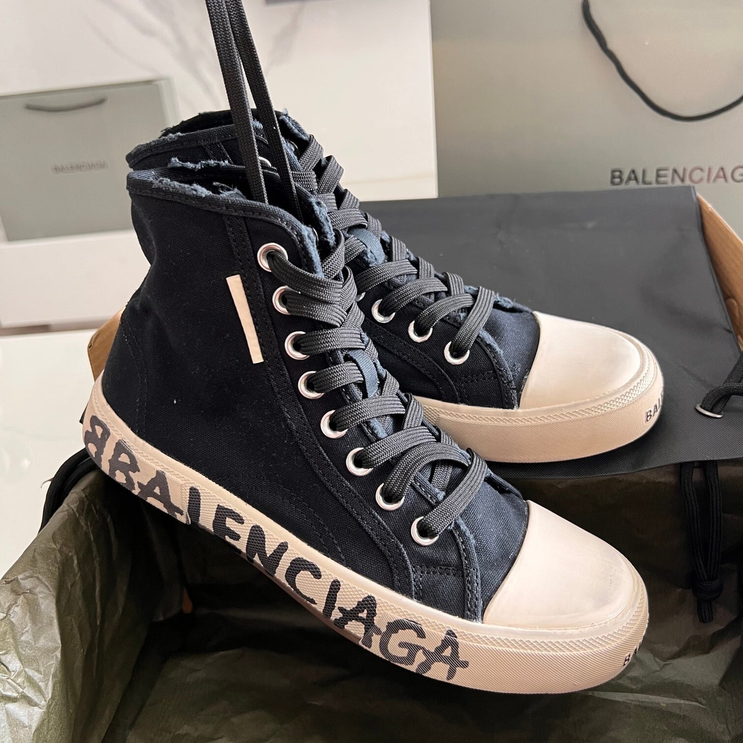 Balenciaga Unisex Black High-Top Canvas Sneakers with Brand Logo Sole for Timeless Luxury Streetwear