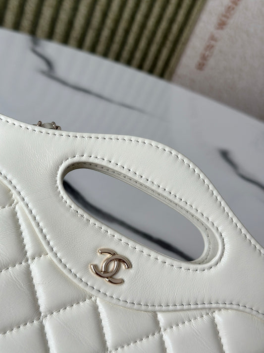 Chanel White Quilted Leather Handbag With Silver CC Logo And Chain Straps 3656