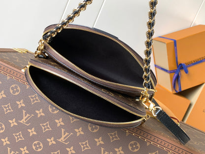 Louis Vuitton Monogram Canvas Chain - Linked Shoulder Bag Stylish Luxury Accessory for Fashionistas