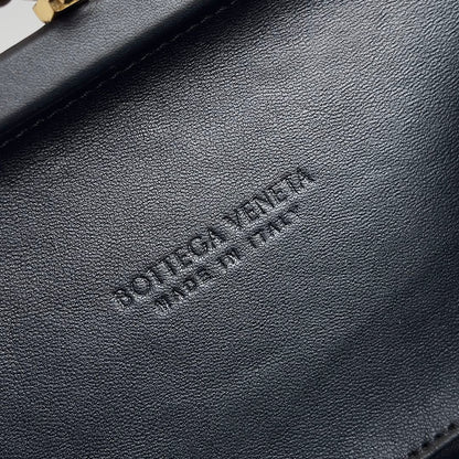 Exquisite Bottega Veneta Woven Leather Clutch With Gold Knot Accent For Luxury Occasions BV717622