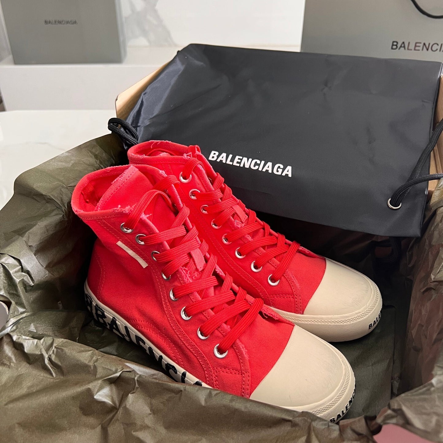 Balenciaga Unisex Red High-Top Canvas Sneakers with Brand Logo Sole for Luxury Street Fashion