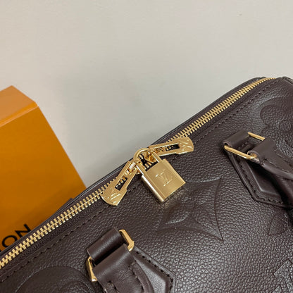 Luxury Louis Vuitton Speedy Bandoulière 25 Bag in Embossed Leather for Fashion Lovers