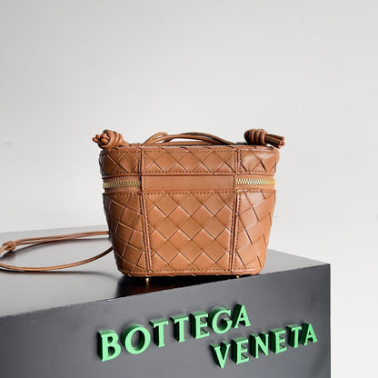 Chic Bottega Veneta Intrecciato Leather Crossbody Bag for Timeless Fashion Statements BV743551