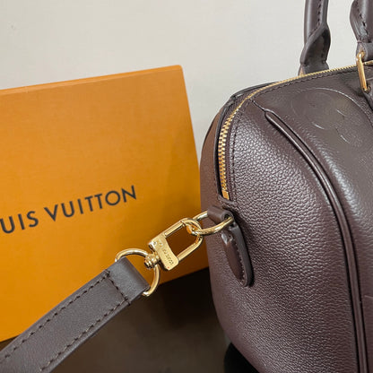 Luxury Louis Vuitton Speedy Bandoulière 25 Bag in Embossed Leather for Fashion Lovers