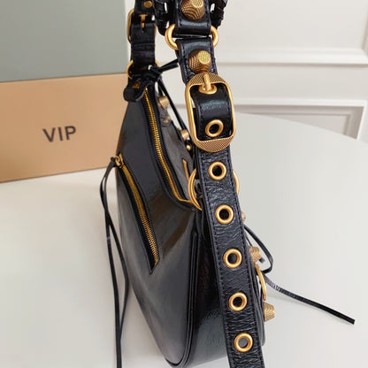 Balenciaga Le Cagole Hobo Bag With Gold Hardware And Heart - Shaped Pouch For Edgy Style Style No.3316