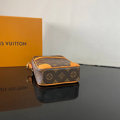 Louis Vuitton Monogram Canvas Crossbody Phone Bag Stylish Compact Accessory for Daily Use