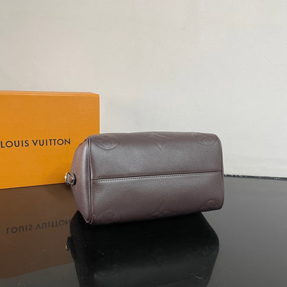 Luxury Louis Vuitton Speedy Bandoulière 25 Bag in Embossed Leather for Fashion Lovers