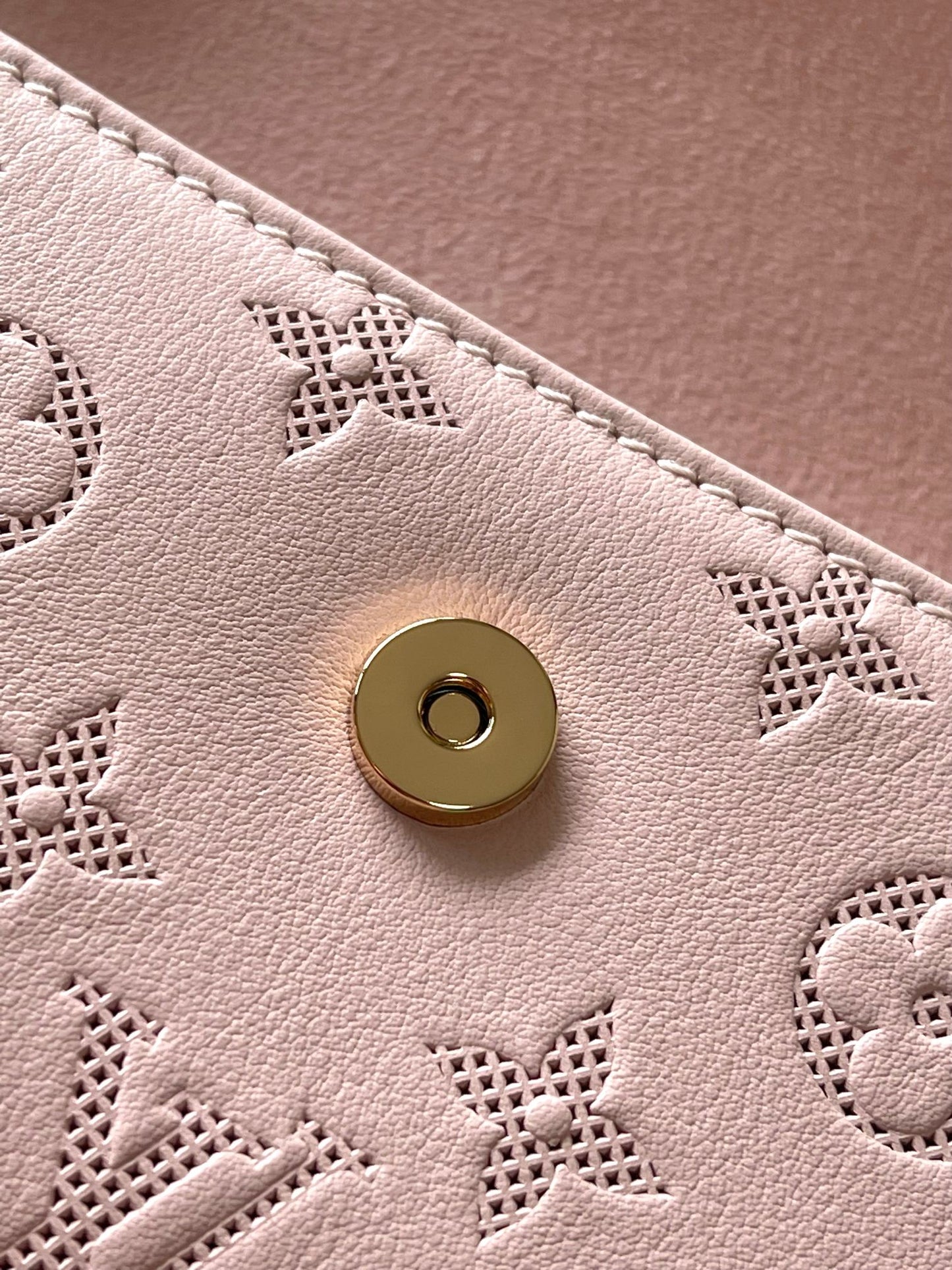 Elegant Light Pink LV Embossed Leather Chain Shoulder Bag With Stylish Details