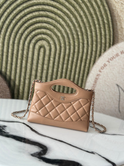 Chanel White Quilted Leather Handbag With Silver CC Logo And Chain Straps 3656