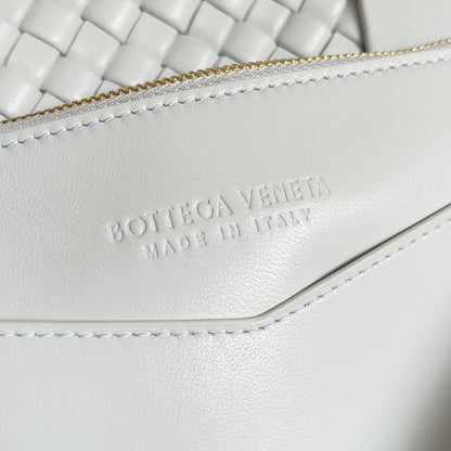 Bottega Veneta White Woven Leather Handbag Elevate Style With Timeless Craftsmanship And Chic Design BV709420