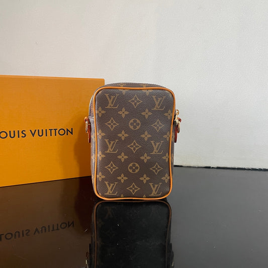 Louis Vuitton Monogram Canvas Crossbody Phone Bag Stylish Compact Accessory for Daily Use