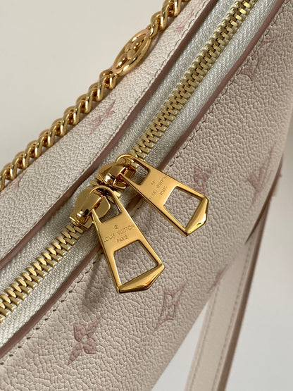 Elegant Louis Vuitton White Hobo Bag With Gold Chain And Monogram Patterns