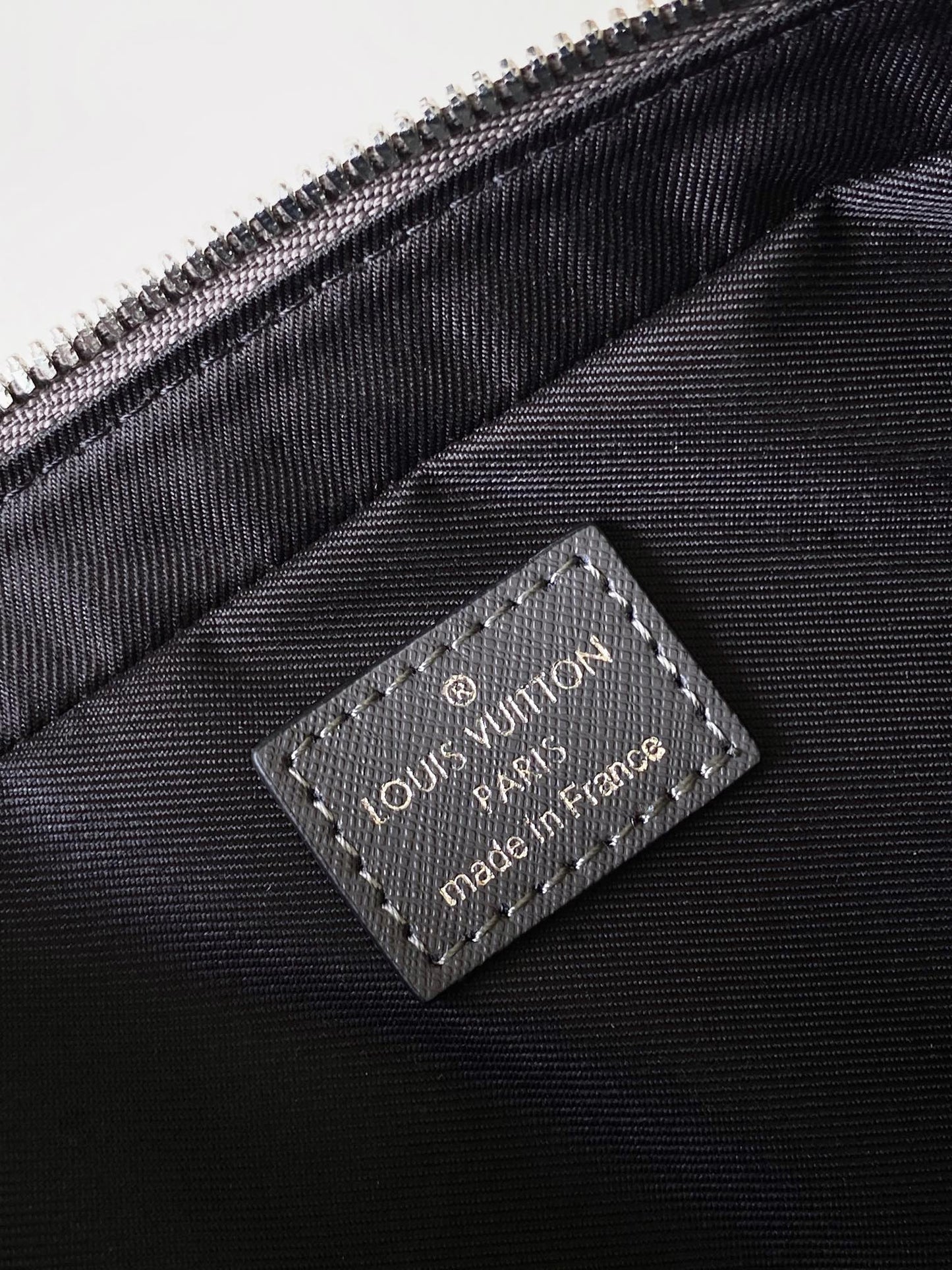 Sophisticated Louis Vuitton Gray Leather Briefcase for Business and Travel Needs M11659