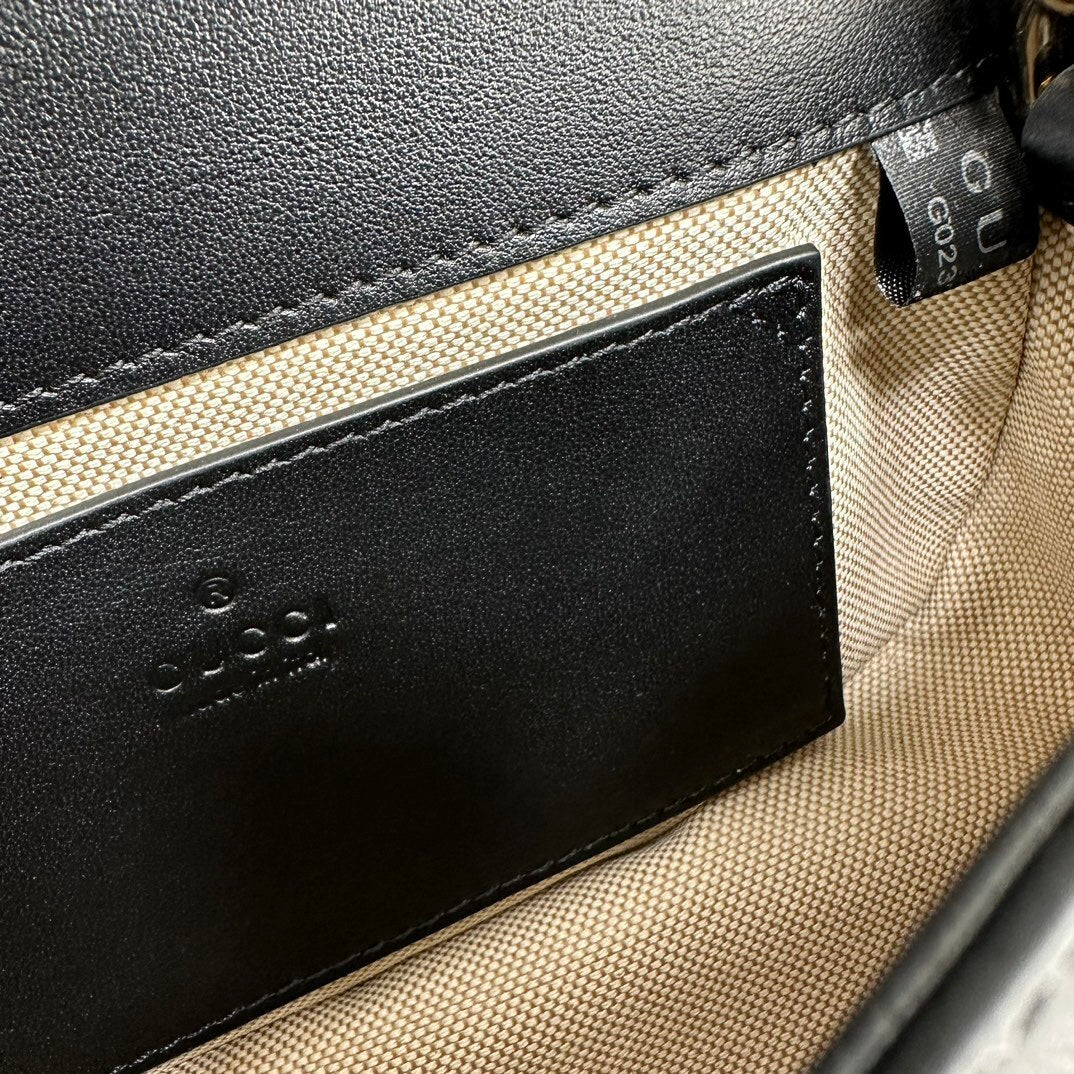 Gucci Black Leather Shoulder Bag With Silver Tone Interlocking G Logo And Chain Strap 815711