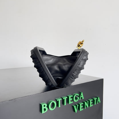 Exquisite Bottega Veneta Woven Leather Clutch With Gold Knot Accent For Luxury Occasions BV717622